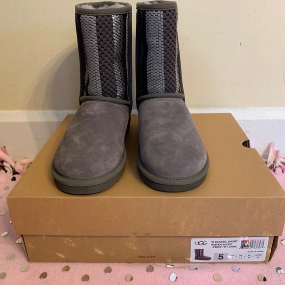 New UGG Women's Classic Short Woven Suede Boot grey with sequins $200
Size 5 - Picture 7 of 13